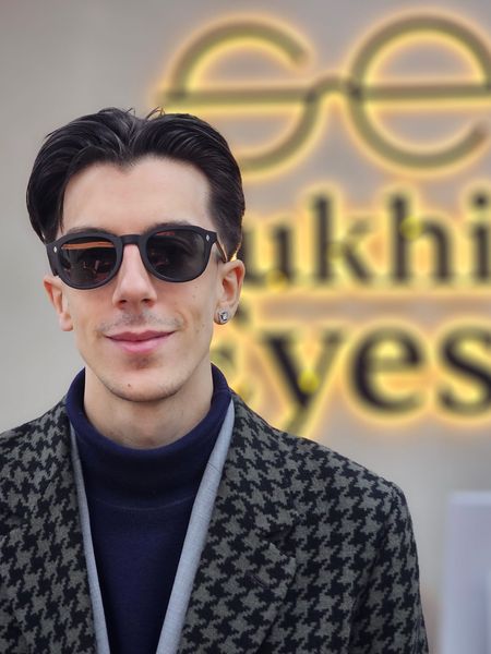 Guest in matte black keyhole sunglasses