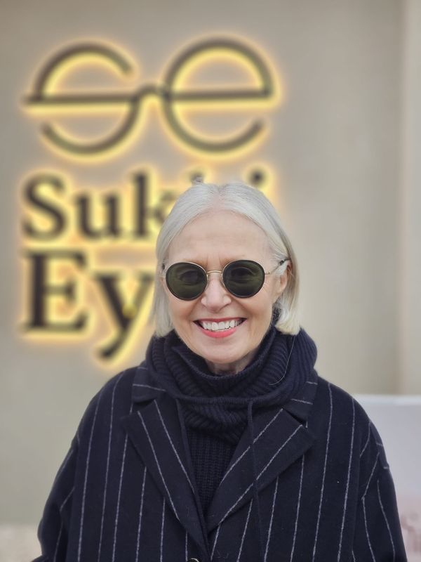 The same guest in round gold-rimmed sunglasses